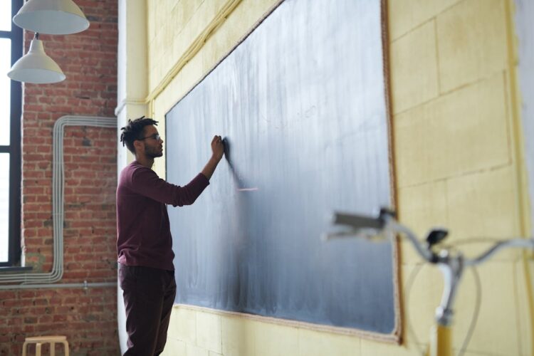 professeur d'anglais apprenant l'utilisation des tirets en anglais